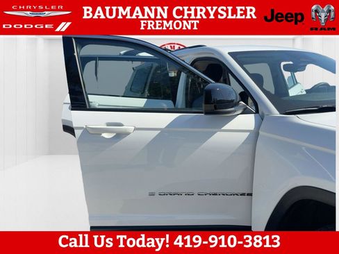 Used 2023 Jeep Grand Cherokee L Laredo w/ Luxury Tech Group I AWD/4WD image 12