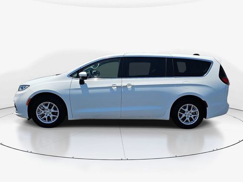 Used 2023 Chrysler Pacifica Touring-L FWD image 10