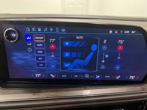 Used 2025 Chevrolet Suburban LT image 55