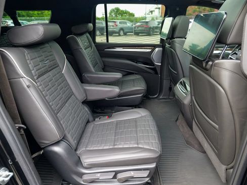 Used 2025 Cadillac Escalade ESV Sport Platinum AWD/4WD image 32