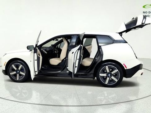 Used 2023 BMW iX xDrive50 w/ Sport Package AWD/4WD image 15