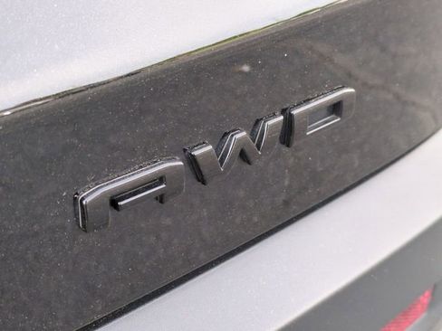 Used 2023 GMC Acadia SLT w/ Elevation Edition image 15