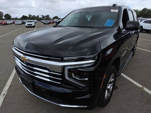 Used 2025 Chevrolet Suburban LT w/ Comfort Package RWD image 3