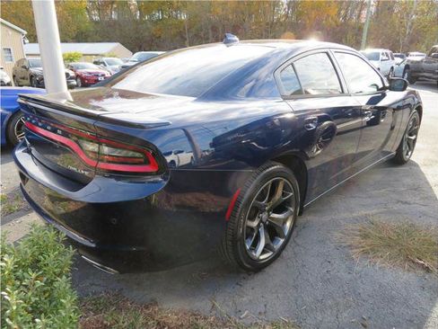 Used 2015 Dodge Charger SXT w/ Driver Confidence Group image 2