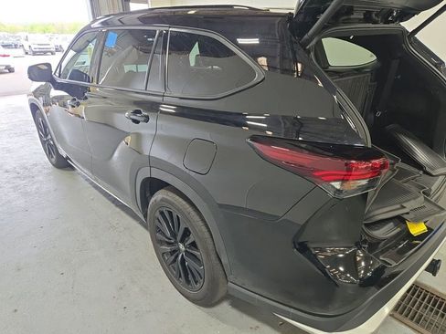 Used 2025 Toyota Highlander XSE AWD/4WD image 4