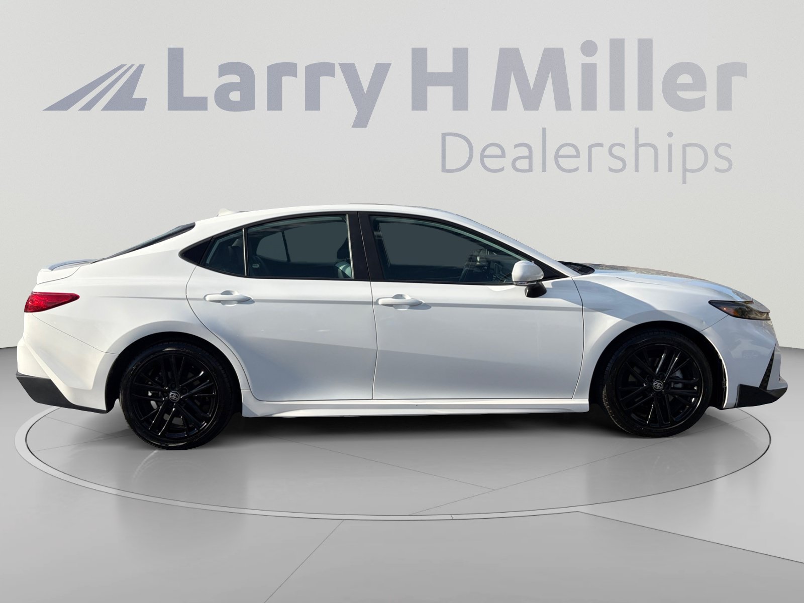 Used 2025 Toyota Camry SE FWD image 6