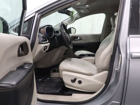 Certified 2021 Chrysler Voyager Lxi FWD image 11