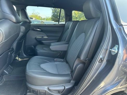 Used 2021 Toyota Highlander XSE FWD image 9