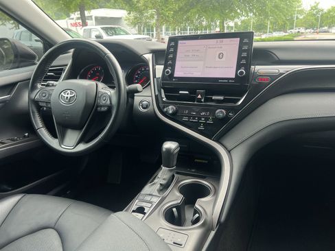 Used 2022 Toyota Camry XSE FWD image 3