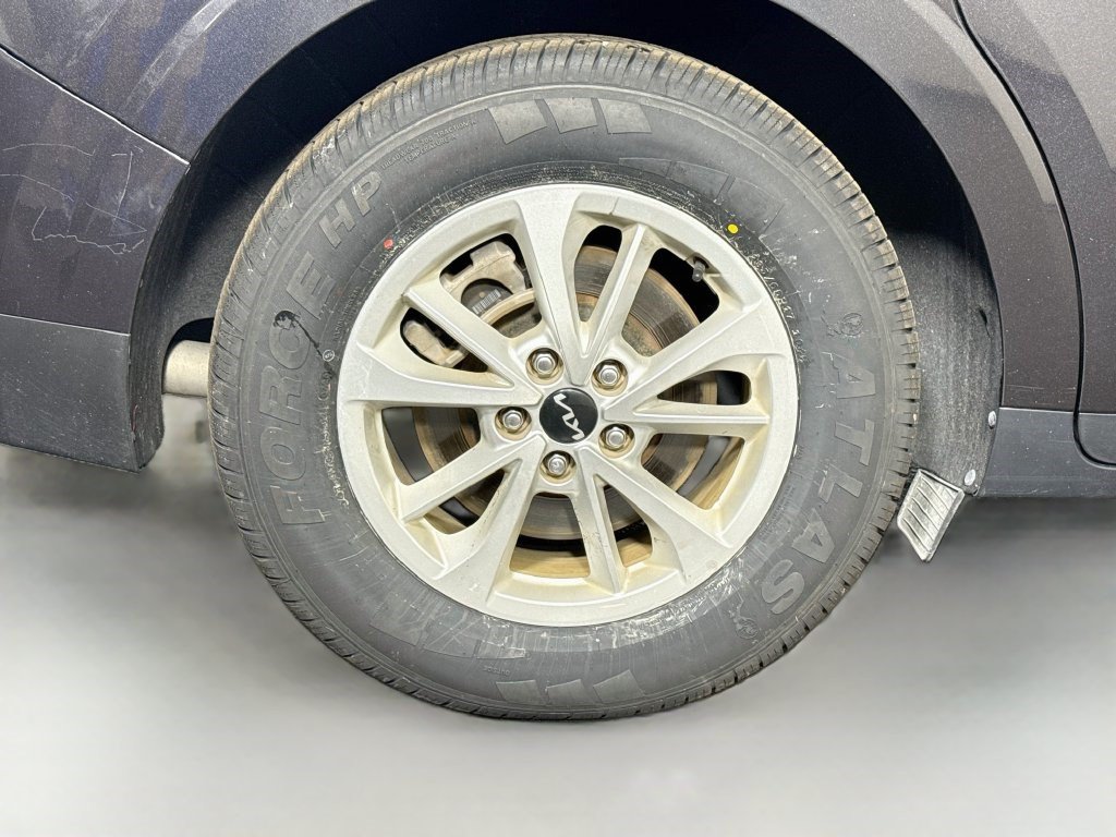 Used 2024 Kia Carnival LX FWD image 30