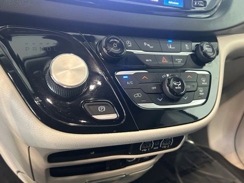 Used 2022 Chrysler Pacifica Touring-L image 35