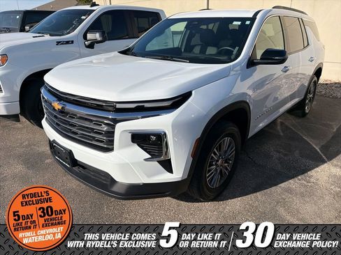 Used 2025 Chevrolet Traverse LT image 2