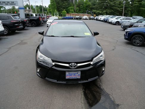 Used 2017 Toyota Camry SE FWD image 3