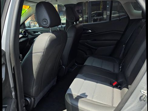 Used 2025 Chevrolet Trax LT FWD image 12