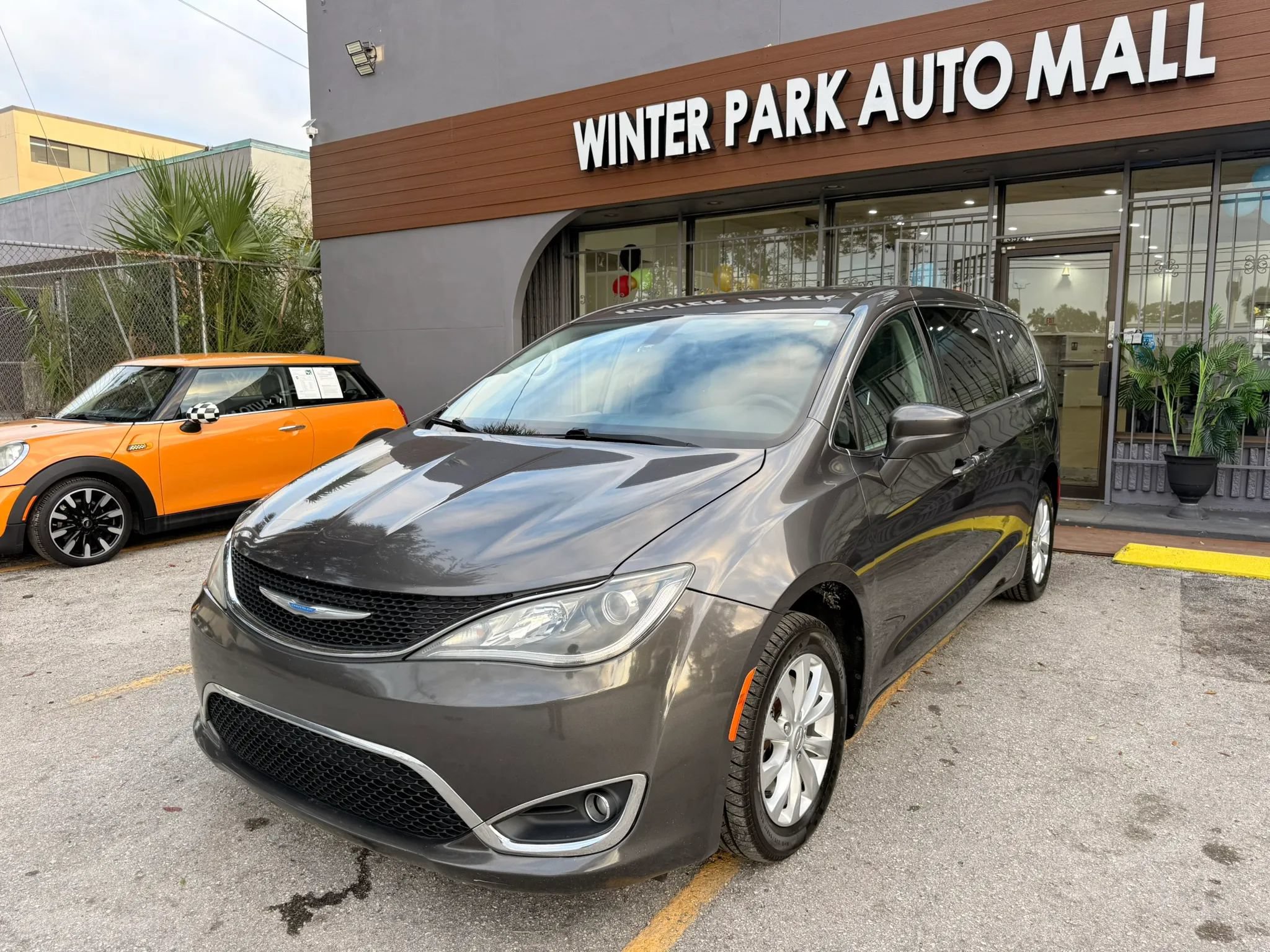 Used 2018 Chrysler Pacifica Touring Plus FWD image 1