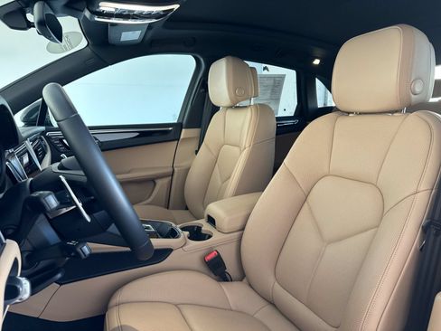 Certified 2026 Porsche Macan AWD/4WD image 5