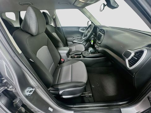 Used 2025 Kia Soul LX w/ LX Technology Package FWD image 30