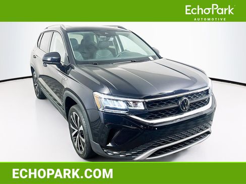 Used 2023 Volkswagen Taos SE FWD image 1