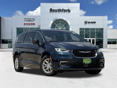 New 2025 Chrysler Pacifica Select