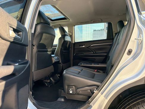 Used 2017 Toyota Highlander SE image 19