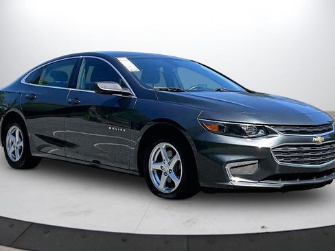 Used 2018 Chevrolet Malibu LS FWD image 2