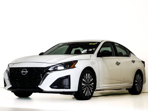 Used 2025 Nissan Altima 2.5 SV FWD image 3