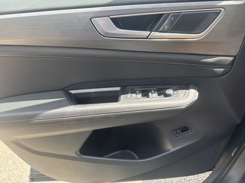 Certified 2025 Volkswagen Atlas Cross Sport SE w/ Panoramic Sunroof Package AWD/4WD image 9