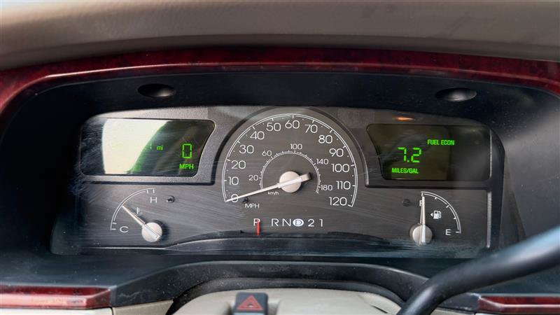 Used 2003 Lincoln Town Car Executive RWD image 29