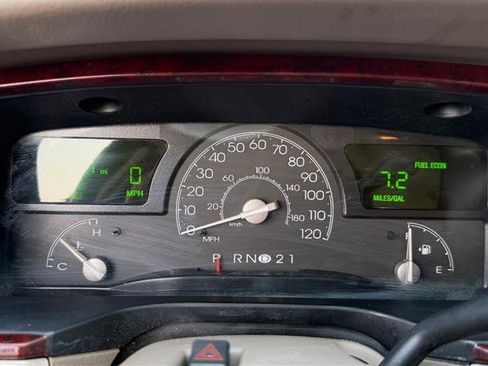 Used 2003 Lincoln Town Car Executive RWD image 29