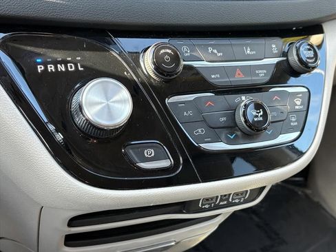 Used 2023 Chrysler Pacifica Touring-L FWD image 21