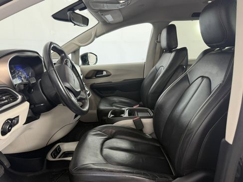 Used 2017 Chrysler Pacifica Touring-L FWD image 15