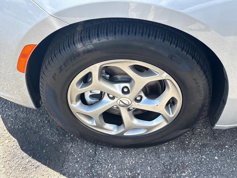 Used 2024 Chrysler Pacifica Limited image 6