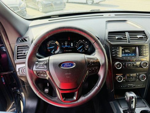 Used 2018 Ford Explorer XLT image 11