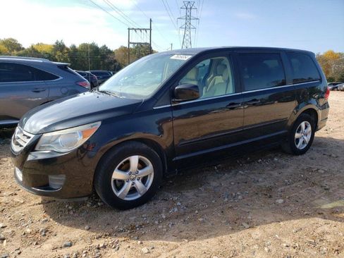 Used 2010 Volkswagen Routan SE FWD image 1