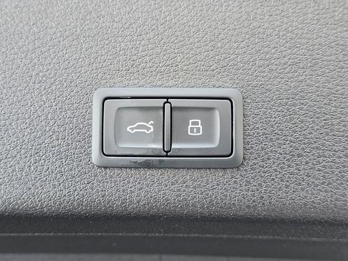 Used 2024 Audi Q8 e-tron Premium Plus image 76