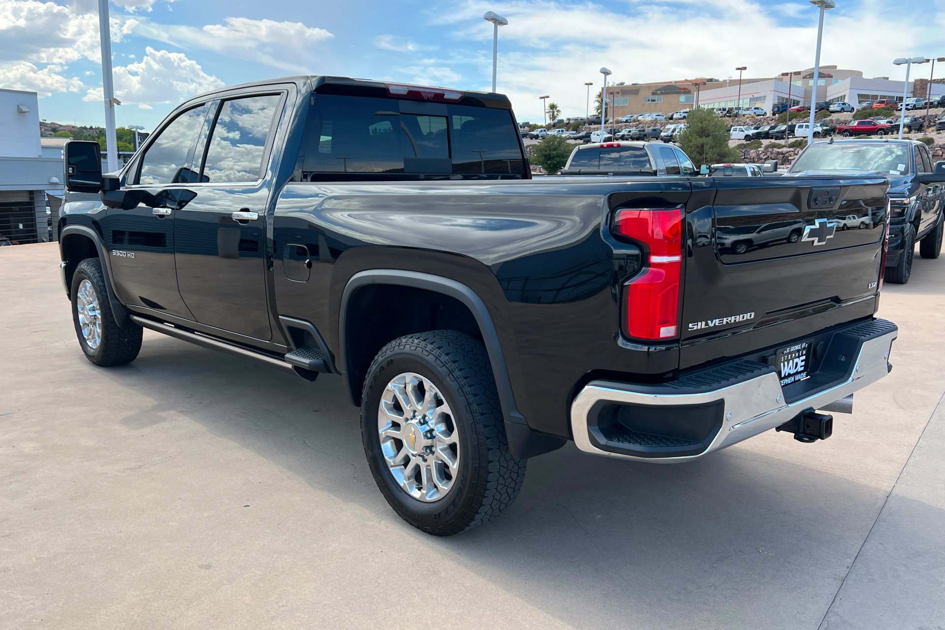 Used 2025 Chevrolet Silverado 3500 LTZ w/ LTZ Convenience Package AWD/4WD image 3