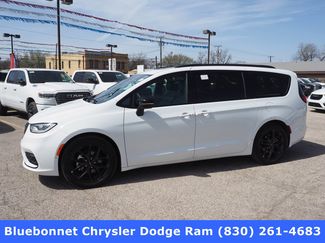 New 2024 Chrysler Pacifica Limited w/ Uconnect Theater Family Group image 1
