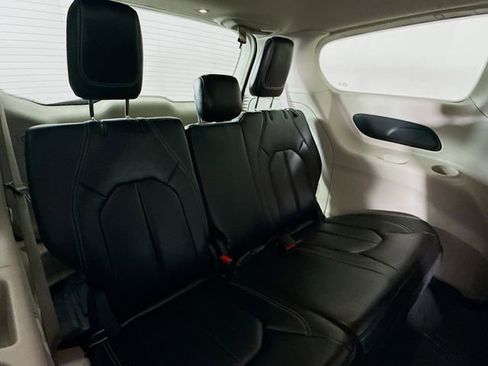 Used 2023 Chrysler Pacifica Touring-L AWD/4WD image 24