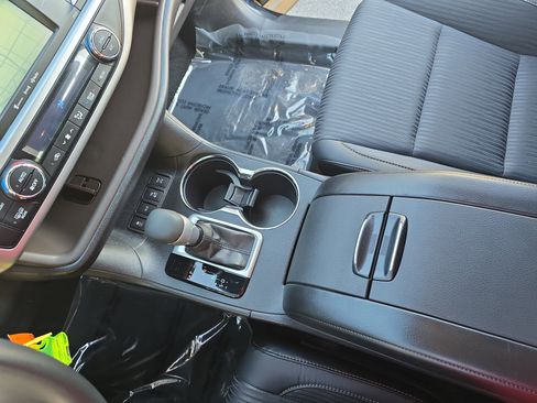 Used 2017 Toyota Highlander Plus AWD/4WD image 24