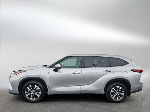 Used 2021 Toyota Highlander XLE image 2