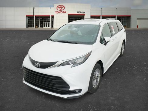 New 2026 Toyota Sienna XLE image 5