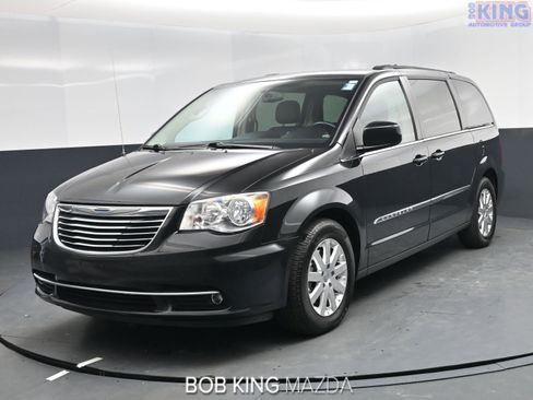 Used 2015 Chrysler Town & Country Touring image 1