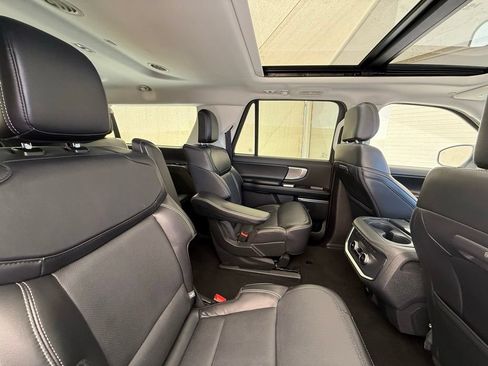 Used 2025 Ford Expedition Max Platinum AWD/4WD image 17