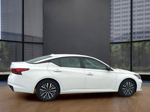 Used 2025 Nissan Altima 2.5 SV FWD image 17