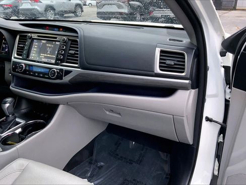 Used 2017 Toyota Highlander Limited Platinum image 18
