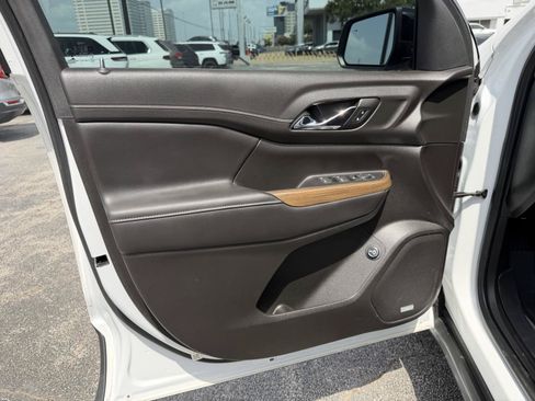 Used 2023 GMC Acadia SLE w/ Driver Convenience Package FWD image 11