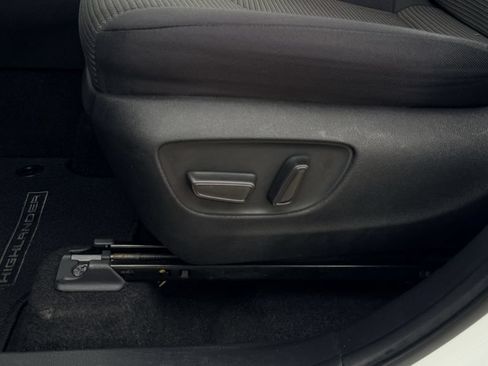 Used 2024 Toyota Highlander LE FWD image 27