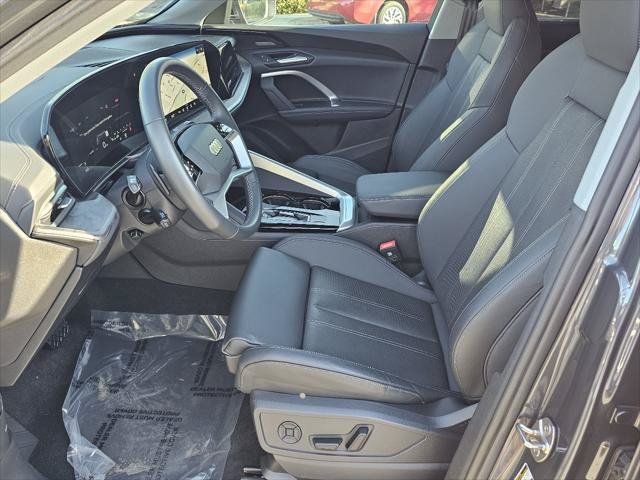 Used 2025 Audi Q5 Premium Plus w/ Premium Plus AWD/4WD image 2