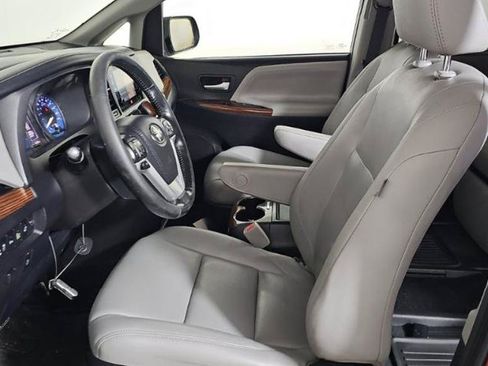 Used 2017 Toyota Sienna Limited Premium FWD image 7