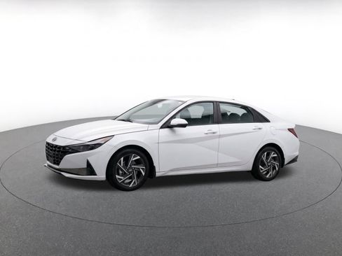 Used 2025 Hyundai Elantra SEL FWD image 3
